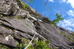 In die erste Länge startet es eigentlich ganz moderat. Allerdings ist der Einstieg nicht ganz einfach zu finden. Besser vorher auschecken.