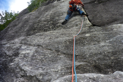 Start in den langen Riss der dritten Länge (hier sind 1-2 3er Cams von Vorteil, ich hab soager einen 4er reingesteckt)