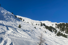 In der Mitte, oberhalb des Forstwegs zur Koglalm, recht passable Verhältnisse. Kaum Steinkontakt und stellenweise pulverähnlicher Schnee