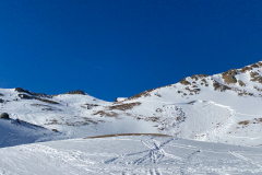 In der Gipfelregion dann ordentlich abgeblasen und nur in den Mulden ausreichend Schnee
