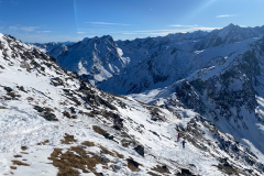 Ski besser am Satteljoch lassen, vom Gipfel derzeit kaum eine lohnende Abfahrt denkbar