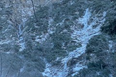 kurzer Überblick: Rechts die Route Softeis, die Eisspuren links sind der Zustieg zum Amphietheater. Noch weiter links (nicht im Bild) wäre das linke Gully. Hier scheint sehr wenig Eis zu sein