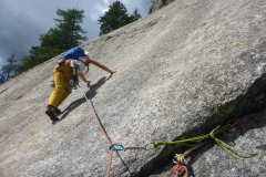 Die Platte am Schluss ist nicht schwer aber eben nicht zu sichern. Wir haben Stand an zwei guten NH gemacht und solide (Cam + Keil, ausgegllichen) zwischengesichert, dann sollte das schon passen