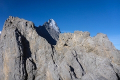 nach ca. 2 Stunden erreichen wir das "Loch" durch das man auf die Westseite wechselt. Das Loch ist in der kleines Höhle rechts der Einschartung. Hier sind einige Bohrhaken