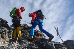 Der Gipfel ist sprichwörtlich erst die halbe Miete. Es folgt eine echte Abseil-Abkletterorgie bis zum nördlichen Eigerjoch...