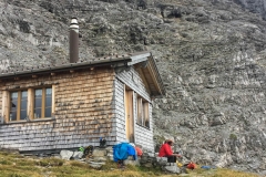 Schöne Selbstversorgerhütte mit Holz, Gas, Wasser, Getränken. Man muss nur eigenes Futter mitnehmen