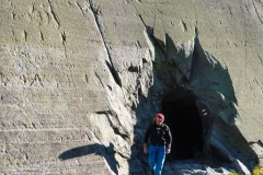 der spuckt einen dann förlich auf den Wanderweg zum Unteraargletscher. El Dorado kommt dann nach ca. einer Stunde rechts des Weges daher. Ist nicht zu übersehen