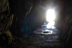 Die Tour beginnt quai in einem Tunnel über dem Grimselstausee
