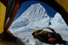 Fenster mit Aussicht. Schönster Berg - Alpamayo (5947 m, Nordseite).
