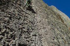 Routen in allen Schwierigkeiten. 60-80m Seil zu empfehlen.