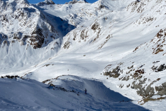 Der Rückweg zum Skigebiet um unteren Teil. Wenig Schnee aber keine Steine mitgenommen