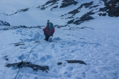 Man erreicht ein weiteres Schneefeld...ich fands recht unangenehm zu gehen. Die letzte Zwischensicherung recht weit weg steht man plötzlich im Pulver auf Platten...Wie war das mit den rohen Eiern?