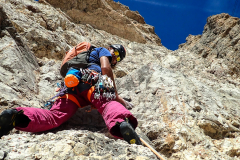 Start in die 4. Seillänge ("Rampe"). Hier fehlen die im Topo verzeichneten Haken grösstenteils, oder ich bin Blind. Jedenfalls gibt es hier einen ganz guten runout den ich auch nicht mobil entschärfen konnte.