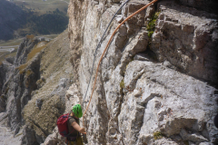 Am Ende der Rampe quert man nach rechts um in die Schlucht zu kommen. Sehr originelle Stelle