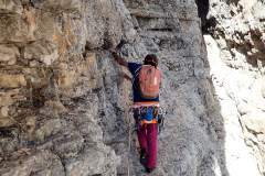 Von diesem Standplatz aus auf nahezu wegähnlichem Band nach rechts queren, nicht wie in unserem Topo (Bernardi 2009) nach oben