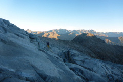 ...dann Gletscherschliff. Der Weg Richtung Passo Cercen ist immer perfekt markiert; wir sind auf ca. 2900m auf den Vedretta Presanella