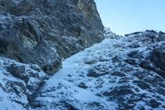 Wir gehen noch eine Länge zum Einstieg des Rampenwegs aber es wird endgültig zu warm. Stein- und Eisschlag nehmen jetzt deutlich zu...