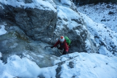Das Eis ist dünn und hinterspült. Es fliesst ordentlich Wasser