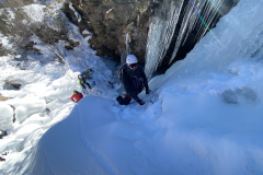 Im Niederunterer Bach. Nach wie vor feine "Eiswanderung", ab jetzt mit viel Sonne. Letzter Aufschwung wohl nicht mehr lange da, kann aber im Steilgras umgangen werden