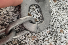 Obere Lasche des ersten Stands am Tristenbach. Vielleicht nimmt jemand ne neue Lasche und ein Maillon mit?