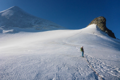 Man sieht schon wie die NO-Seite der Schneekuppe ausapert. Schon jetzt sind blanke Stellen da, die meisten Seilschaften haben gesichert