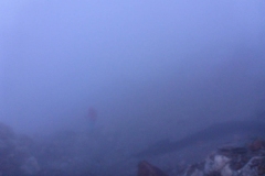 im dicken Nebel stochern wir von Markierung zu Markierung