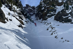Nach der Rinne rausrutschen nach Westen zur Bergstation, überwiegend immer noch in gutem Schnee