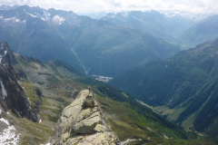 Am Grat kommen ein paar waagrechte Passagen, die Abseilstellen (2x ca. 10-15m) sind gut eingerichtet