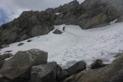 Für den Abstieg sind derzeit in jedem Fall Bergstiefel ratsam, mit Zustiegsschuhen wirds heikel. Um den Pickel waren wir als Spazierstock durchaus froh