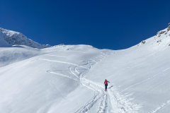 Kurzer Blick auf die Karte und schnell den Plan geändert. Wir laufen jetzt dem besten und am wenigsten verspurten Schnee nach