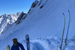 Am Skidepot...von hier folgt wenig ansprechendes Gewürge durch haltlosen Schnee der aud haltlosem Gestein liegt. Na ja..