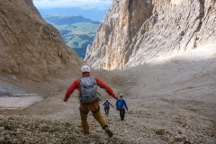 Abstieg vom Langkofel nach dem Rampenweg. Vogelwildes abseien ist geboten...danach woööten wir nur noch weg:)
