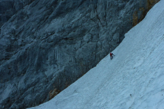 Das Schneefeld zum Einstieg ist ca. 35° geneigt. Leichtsteigeisen sind durchaus ratsam wenns kühl ist oder ordentlich abstrahlt. Bei uns wars halbfeser Matsch, in Zustiegsschuhen und nem leichtpickel easy zu machen