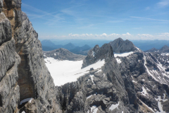 Der Blick rüber ist fast wie Chamonix. Seilbahn, viele Menschen, Helikopter