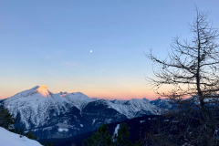 Sackkalte Nacht...verspricht aber auch einein tragenden Deckel. Den braucht es aber meist nicht denn wir finden eine Schneeschuhspur bis zur Wiener Neustädter und dann eine Fussspur von scheinbar zwei Personen. Ohne die hätten wir das kaum bis Mittag hinbekommen.