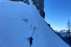 So wirklich richtig viel Schnee hat es nicht. Einzig der Bereich über dem Felsenfenster ist ordentlich eingeweht....Keine Wumms, Risse oder spontanes gesehen