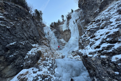Hinten im unteren Kessel geht schon bissl was. Zum absichern an strategischen Punkten mit gelben und roten Schrauben reichts. Rechts die Vorhänge sind noch dünn aber es fließt Wasser und es sollte aufbauen