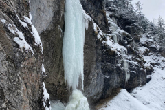 In der Säule fließt extrem viel Wasser