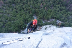 Früh amnächsten Morgen dann 180m steiles Jumarn und ab in die 5. Seillänge. Tagesziel ist der Dolt Tower