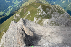 Runter dann den SW Grat. Anfangs mit 50m Seil noch gut abzeulseilen, dann aber zunehmend unübersichtlich und ewig lange Abseilen. Am besten ablassen und der letzte klettert ab. Stände sind schwer zu finden!