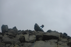 Die erste Abseilstelle ist direkt (2m) westlich vom Gipfelkreuz