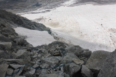 ...das sieht man schnell an dem ganzen Zeug was da auf dem Gletscher herumliegt...wir queren Richtung des Schneefeldes, da scheint am wenigsten Steinschlag zu sein