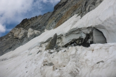 ...der Obelisk der da im Schnee steckt ist gut 6m hoch...bloss weg von hier