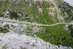 Am Aussieg noch ca. 40m 4a. Danach auf Pfadspuren unschwierig zum Normalweg und runter zum Valparolo Pass