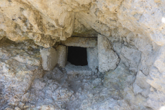 Nach der 4. Länge macht man direkt an einem der Kriegslöcher Stand die den gesamten Hexenstein durchziehen