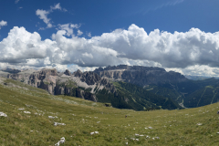 Zwecks der schöneren Landschaft entscheiden wir uns für den Längeren Abstieg über die Stevia Hochebene. Es gibt auch einen Schnellabstieg direkt nach W
