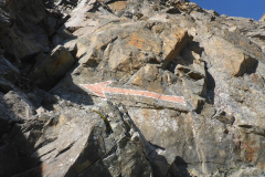 Die meisten roten Punkte sind schon sehr veblasst, der "rote Pfeil" ist aber bei guten Lichtverhältnissen auch von der Hütte zu sehen (eher abends)