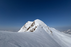 wegen der derzeit noch vorhanden Wächten ist der direkte Anstieg zum Verbindungrat nocht ratsam. Wir sind auf den Verbindungsgrat Rofenkarjoch-Schuchtkogel und dann nach Westen abgebogen...