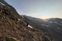 Nordöstlich der Hütte geht man kurz Richtung Wildes Mannle, dann den Pfad zum Rofenkaferner