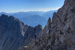 An der Neyerscharte sind die ersten Haken sichtbar und weisen den Weg. Dann wird das Material eher rar. Zwar stecken immer wieder Bolts und Stände aber Orientieren muss man selbst